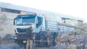 خاص | بوابة عسكرية ” بالجميل ” تسطو علي الشاحنات التجارية القادمة من تونس