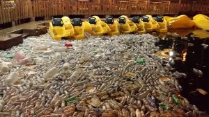 تراكم للنفايات على سطح بحيرة السراي الحمراء