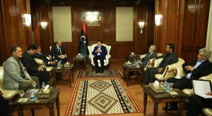 السراج يبحث مع مستشار الرئيس الفلبيني تبادل الخبرات الفنية في المجالات الحيوية