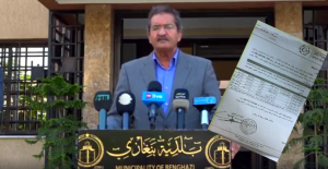 بالصور | بلدية بنغازي ترصف الطرق بعد تلقيها عدة انتقادات