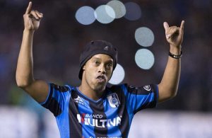 السلطات تداهم منزل اللاعب البرازيلي رونالدينهو