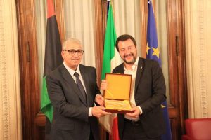 باشاغا في ايطاليا , يكرم الداخلية والدفاع الايطاليين بدرع الشرطة الليبية