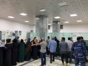 بالفيديو | هيثم التاجوري عضو لجنة الترتيبات الأمنية يشرف على توزيع السيولة في مصرف التجاري الوطني