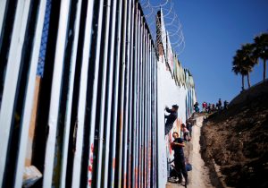 منع عديد من المهاجرين من عبور الولايات المتحدة بسور حديدى