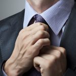 التسول بربطات العنق والعطور الفاخرة ..!