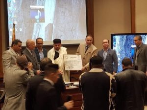 رئيس هيئة الثقافة الليبي يكرم رئيس هيئة الثقافة الليبي بمعرض القاهرة