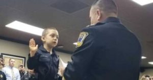 طفلة مصابة بالسرطان تصبح أصغر ضابطة شرطة بالعالم