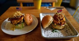 فى فيتنام.. اتصور “سيلفى” واحصل على وجبة برجر “ترامب وكيم” مجانا