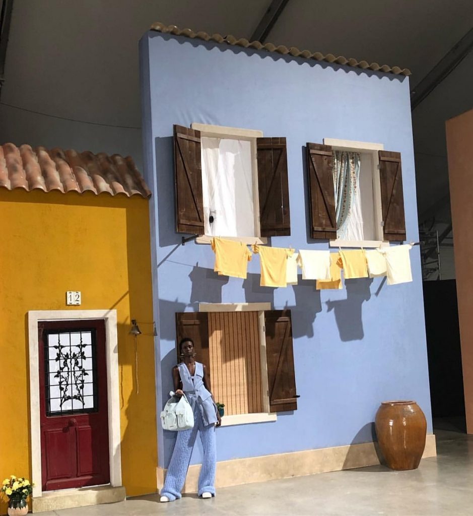 وسط أحبال الغسيل والحارات.. جاكيموس يعرض مجموعته الجديدة بأسبوع الموضة بباريس 2019