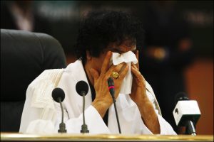 سيناتور أمريكي يهدد الرئيس الفنزويلي بصورة للقذافي