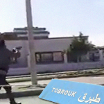 بالفيديو | محاربة التحرش والمعاكسات بالرصاص في مدينة السلام ( طبرق )
