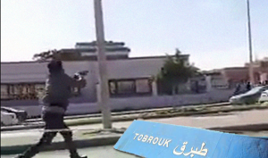 بالفيديو | محاربة التحرش والمعاكسات بالرصاص في مدينة السلام ( طبرق )