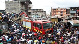 نيجيريا.. 10 أطفال عالقون تحت أنقاض مبنى