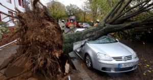 عاصفة تجتاح النمسا وتعطل المطارات والسكك الحديدية والطرق