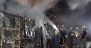 سائق يضرم النار فى حافلة تقل أطفالا بإيطاليا احتجاجا على غرق المهاجرين