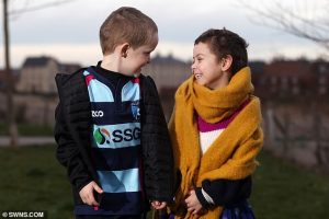 طفل يحلق شعره لجمع تبرعات لصديقته مريضة السرطان