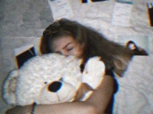 سقط هاتفها فى حوض الاستحمام فماتت على الفور