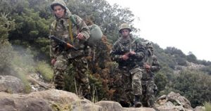 الجيش الجزائري يقبض على 3 عناصر دعم للجماعات الإرهابية شمالى البلاد