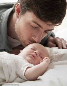 دراسة: الآباء يستمتعون بأبوتهم أكثر من استمتاع الأمهات بالأمومة