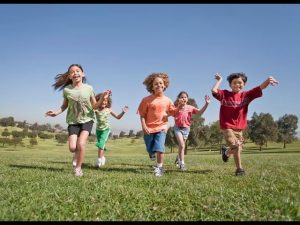 الأمهات يقضين 577 ساعة سنوياً جرياً خلف أطفالهن