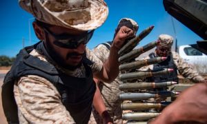 الجارديان | “لا سياسة متماسكة” نهج ترامب المبعثر يغرق ليبيا أعمق في خطر