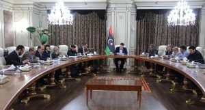 السراج يجتمع مع لجنتي الطوارئ والنازحين وعدد من عمداء البلديات