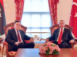 رئيس المجلس الرئاسي يلتقي الرئيس التركي في إسطنبول