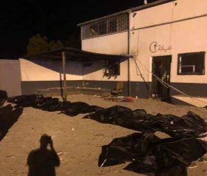 رويترز | مقتل 40 وإصابة 80 في ضربة جوية على مركز احتجاز للمهاجرين في ليبيا