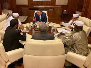 رئيس المجلس الرئاسي يبحث أوضاع الجنوب مع وفد من الأعيان والحكماء