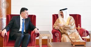 رئيس المجلس الرئاسي يلتقي ملك البحرين في العاصمة البحرينية المنامة