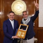 عبدالحميد الدبيبة يكرم المواطنين الليبيين المشاركين في قافلة الصمود بوسام الوطن