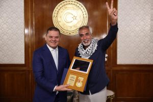 عبدالحميد الدبيبة يكرم المواطنين الليبيين المشاركين في قافلة الصمود بوسام الوطن